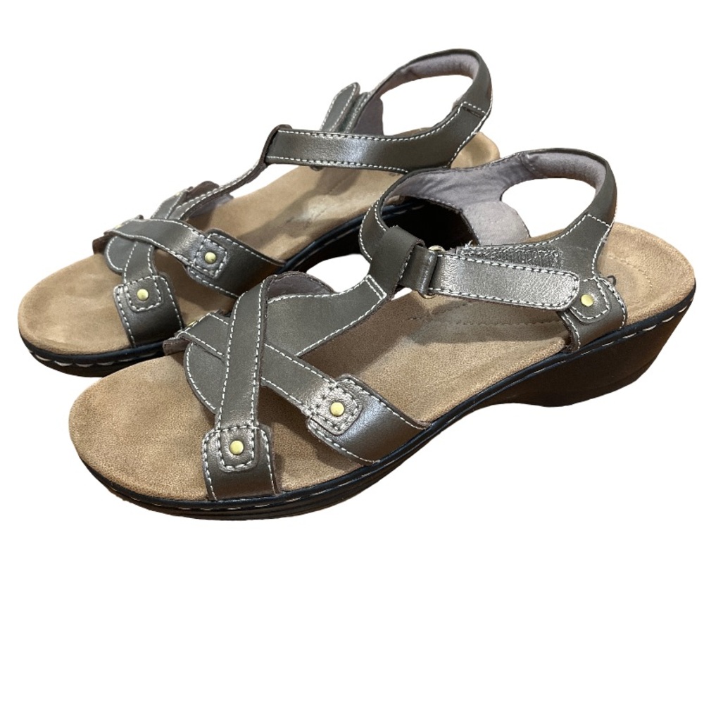 Clarks Women Gold Sandals 8 Cross Strap Casual Comfort Like New!